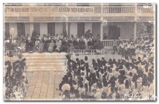 Buổi lễ tựu trường của trường một trường trung học tại Đà Nẵng cuối thập niên 1960.