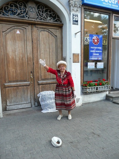 Рига, символ города - танцующая старушка Рига, символ города - танцующая старушка