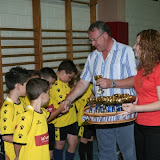 Presidente Albatera Club de Futbol entregando trofeos.