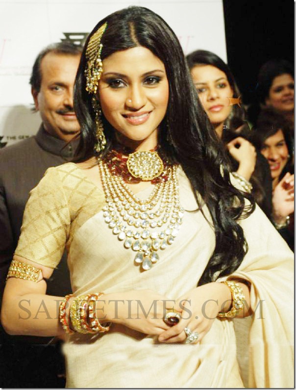 94601-konkona-sen-on-the-ramp-at-amaraapali-show-at-the-india-in