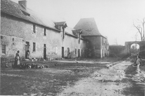 Près du logis les dépendances à usage agricole forment la cour de Gesvres Près du logis les dépendances à usage agricole forment la cour de Gesvres