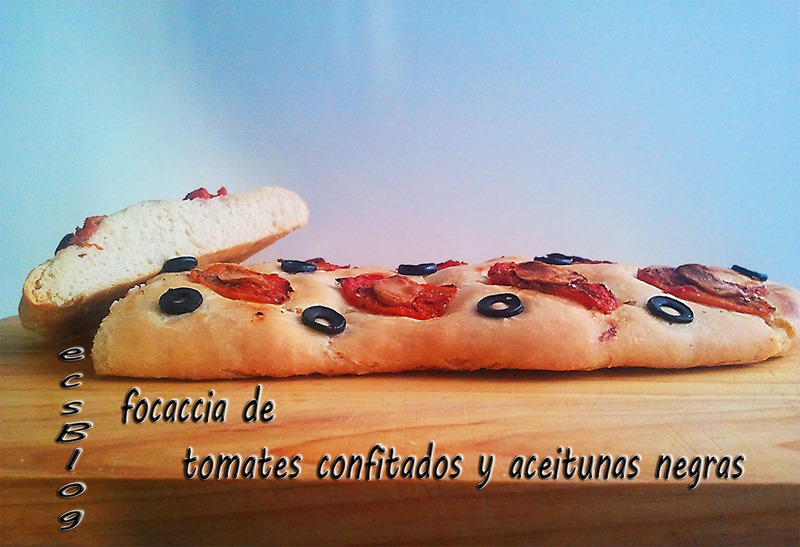 Corte Focaccia de tomates confitados y aceitunas negras