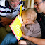 Titou renifle son livre d'odeurs (© Mamissi)