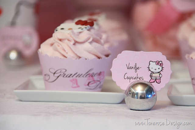 IMG_9312_rosa_kakebord_hello_kitty_dessertbord_bursdag