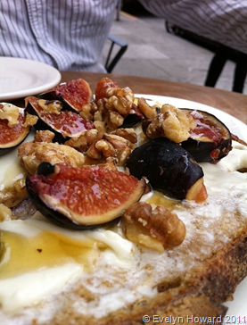 Toast with figs and walnut © Evelyn Howard 2011