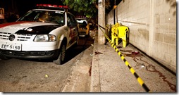 26out2012---tres-pessoas-foram-baleadas-na-rua-ji-parana-zona-leste-de-sao-paulo-sp-1351240993073_956x500