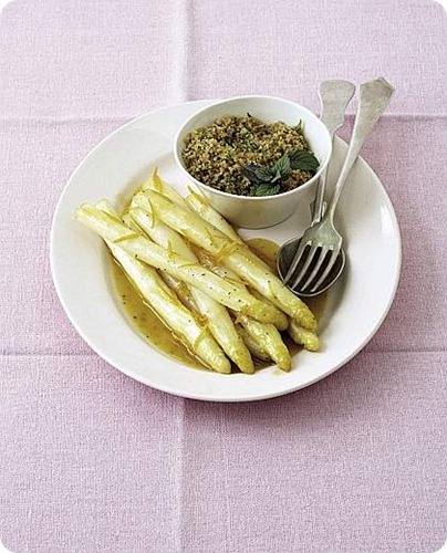 Asparagi con salsa all’arancia e cuscus alle erbe aromatiche Asparagi con salsa all’arancia e cuscus alle erbe aromatiche