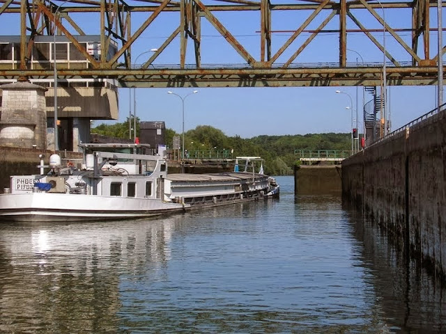 devant nous, bien chargée