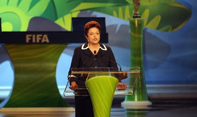 [dilma%2520copeira%2520sorteio%2520da%2520copa%25202014%255B4%255D.jpg]