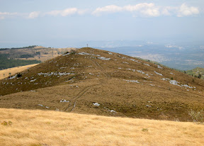 Pogled z Nadglavinjaka na Golič./ View from the Nadglavinjak to Golič.