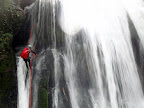 S&eacute;bastien descend en rappel la cascade de Tuffe.