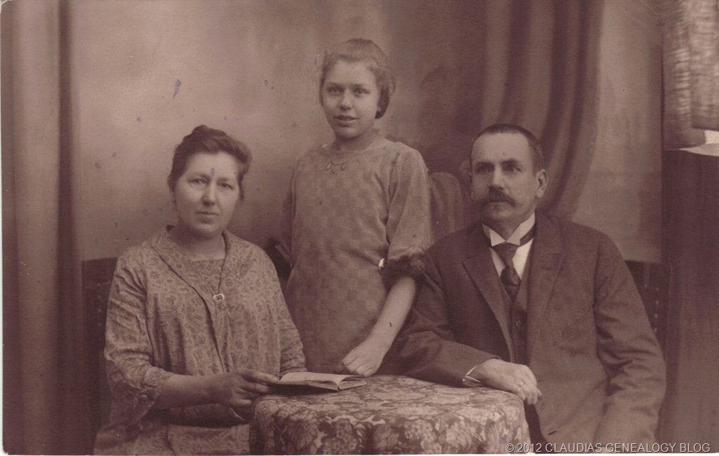[Anna%2520Bartels%252C%2520Maria%2520Korbach%2520Bartels%252C%2520Daniel%2520Mathias%2520Bartels%2520c%25201910%255B10%255D.jpg]