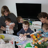 Alle hjælper med at pakke gaver op &ndash; 20-mar-2011