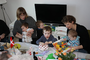 Alle hjælper med at pakke gaver op &ndash; 20-mar-2011
