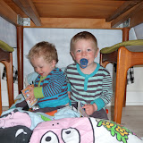 Drengene leger hule under spisebordet &ndash; 12-maj-2011