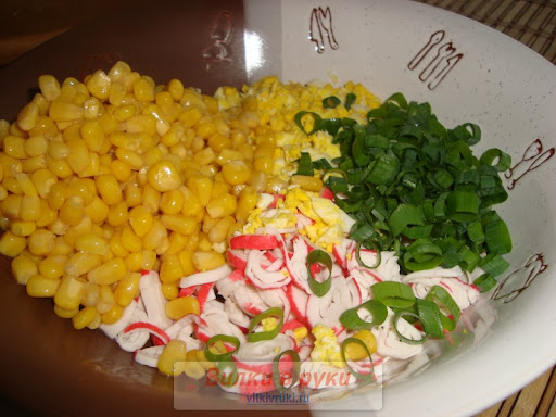 рецепт салата с кириешками и лапшой
