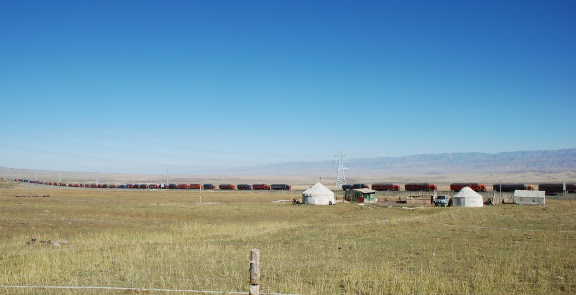 Tianshan - Yourtes camions et paysage