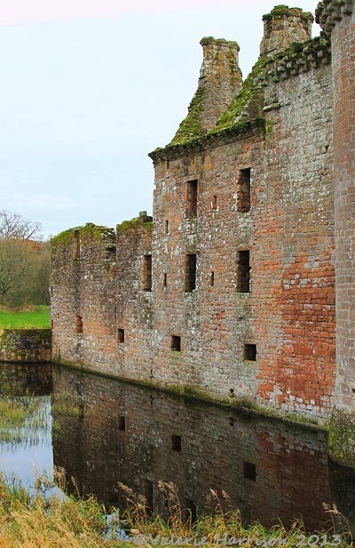 [33-Caerlaverock-Castle%255B2%255D.jpg]