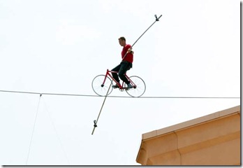 Equilibrista Nik Wallenda durante a tentativa bem sucedida. - Foto Craig Lenihan AP