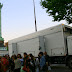 Les spectateurs au pied du camion-théâtre prêts à embarquer.