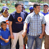 El coordinador nacional de Voluntad Popular, Leopoldo López, realizó un recorrido por Filas de Mariche, en el municipio Sucre, donde insistió en la necesidad de impulsar programas comunitarios de prevención como las Redes Populares, para hacer frente a la creciente inseguridad que azota a los venezolanos.
López, quien caminó por los sectores Chaguaramas y barrio El Winche de Petare, acompañado por activistas de las Redes Populares de Voluntad y el candidato de la unidad por ese circuito, Cristóbal Fernández Daló, explicó a los habitantes de la zona los mecanismos como a través de la organización social se pueden establecer programas vecinales de prevención y seguridad. Barrio El Winche, Petare