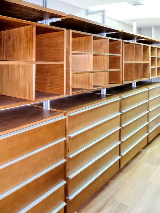 Vestidor Status en madera de encino precompuesto, basado en postes de aluminio y componentes: Alhajeros, zapateras, cajoneras, taburetes, entrepaños, camiseros, pantaloneros, maraca Orbis home