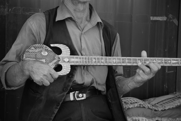 Flaming mountains - vieux musicien