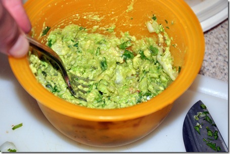 making guacamole (13)