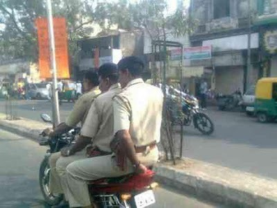 [it-happens-in-india-police-going-on-triple-seat-on-bike%255B3%255D.jpg]
