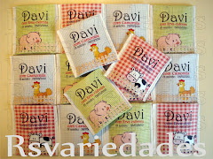 Sachê de chá
    : R$2,00 unid (min.30 unids).
    : Cento= R$180,00.
    : Sabores camomila, erva-cidreira ou chá preto.
    : Pode-se optar na escolha de mais de um sabor (min. 20 unids por sabor).
    : Personalização feita através de etiqueta personalizada e não por impressão na embalagem. O sachê já vem com o saquinho dentro.
    : Criamos uma etiqueta personalizada que colamos por cima de um sachê comum que encontramos no supermercado do tipo que já vem lacradinho na lateral. 
    : Assim o conteúdo fica preservado.
