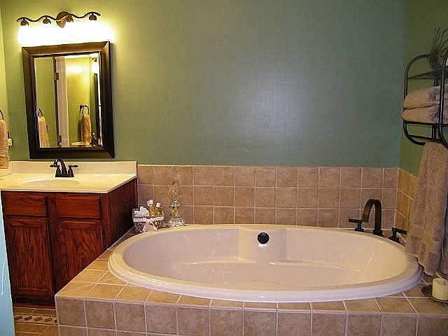[Master%2520bath%25201%2520Before%255B4%255D.jpg]