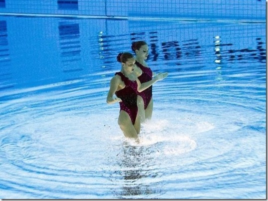 synchronized-swimmers-underwater-7