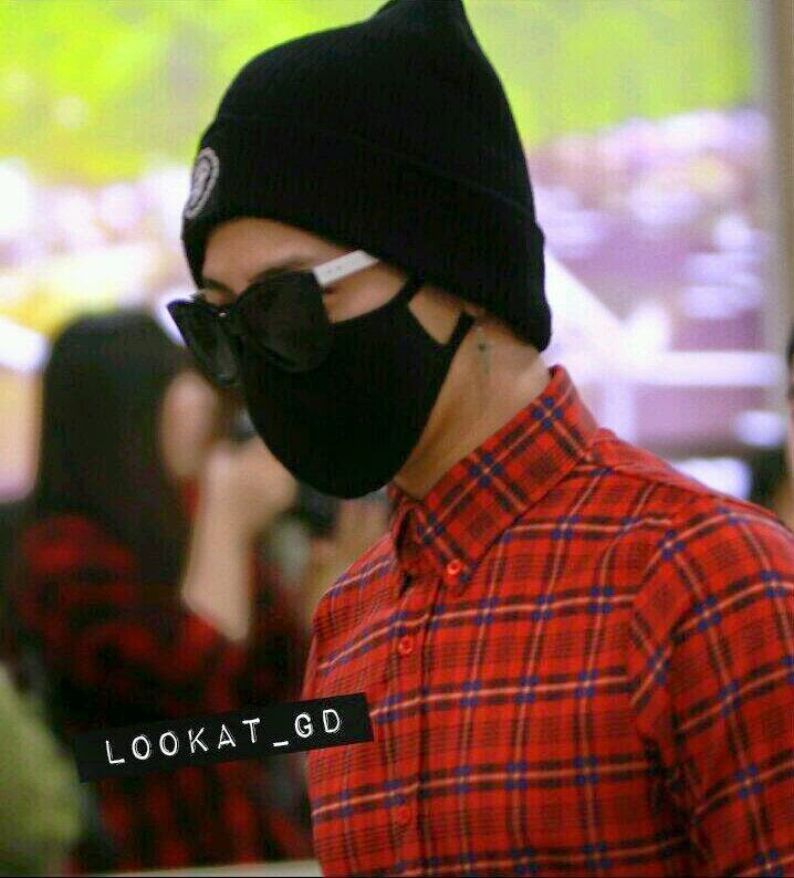 G-Dragon - Gimpo Airport - 14apr2014 - Fan - Looat_GD - 1.jpg