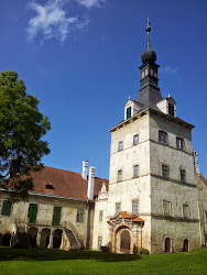 Das Schloss Uherčice (Ungarschitz) befindet sich in der Mitte des Ortes. Es wurde im 16. Jahrhundert durch Umbau eines gotischen Wehrturms erbaut. Im Laufe der Jahrhunderte wurde es oftmals umgebaut und einige Gebäudeteile dazu gebaut.