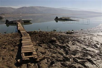 A general view shows an artificial lake with depleted levels of water in Qaraoun, West Bekaa, 2 December 2010. Mohamed Azakir / Reuters