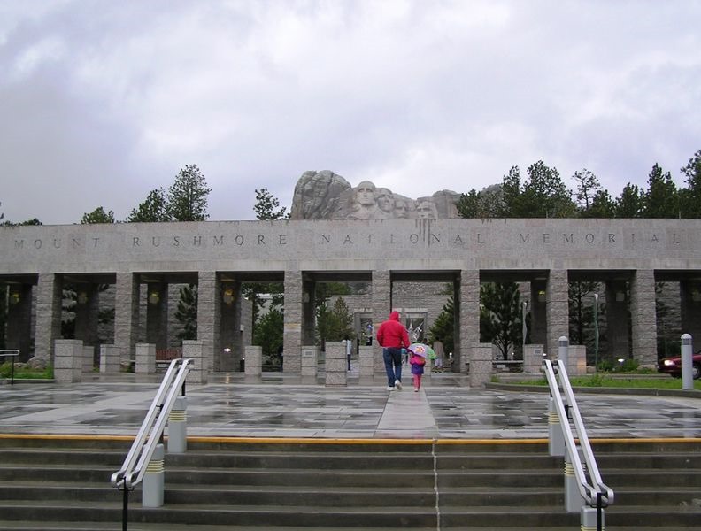 [792px-MtRushmoreEnter%2520-%2520Wikimedia%2520Commons%2520-%2520Pic%2520by%2520Scott%2520Catron%255B2%255D.jpg]