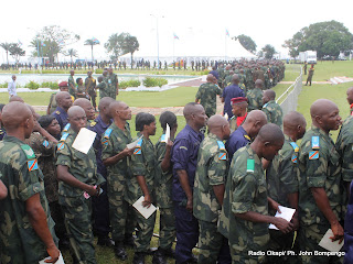 Des militaires(en vert) et des policiers(en bleu) rangés pour accéder au chapiteau ce 17/05/2011 au Palais de la Nation à Kinshasa, lors de repas de corps offert par le Président Joseph Kabila, aux éléments Fardc et Pnc. Radio Okapi/ Ph. John Bompengo