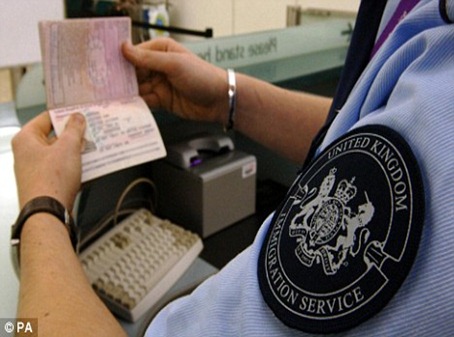 Conferindo-o-passaporte Conferindo-o-passaporte