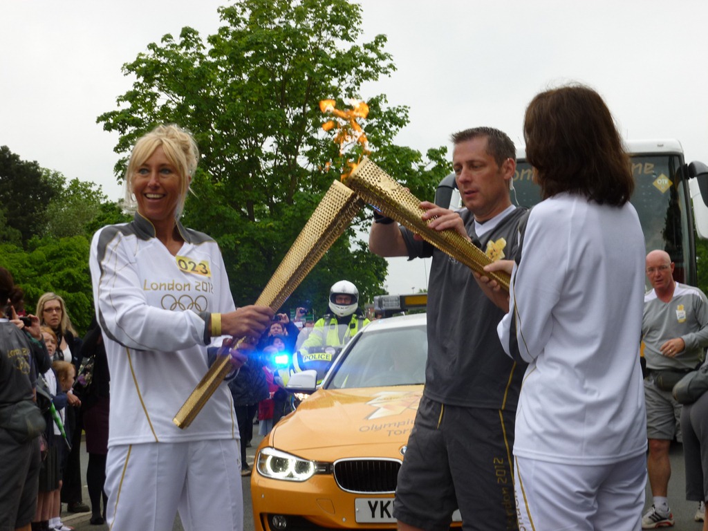 [Olympic%2520Torch%2520Relay%25202012%2520-%2520Crewe%2520-%2520flame%2520is%2520transferred%2520on%2520Crewe%2520Green%2520Road%255B4%255D.jpg]