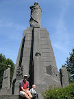 2J's bij een van de vele oorlogsmonumenten voor WOI