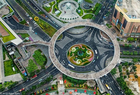 Jembatan-melingkar-khusus-pejalan-kaki-dilihat-dari-atas China