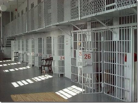 Holanda fecha prisões