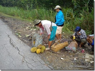 durians_sarawak_roadside_sellers_3