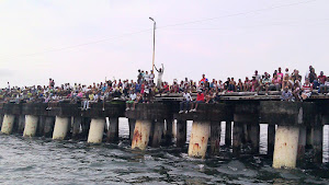 The bridge is packed with spectators IMAG0038.jpg