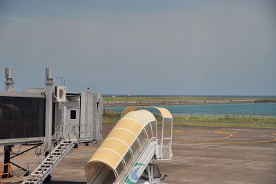L’aéroport jouxte vraiment la mer, une des pistes (ou la seule d'ailleurs) est même littéralement construite sur la mer. DSC_0123.jpg