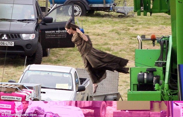 Repülő Angelina Jolie a Maleficent forgatásán 04