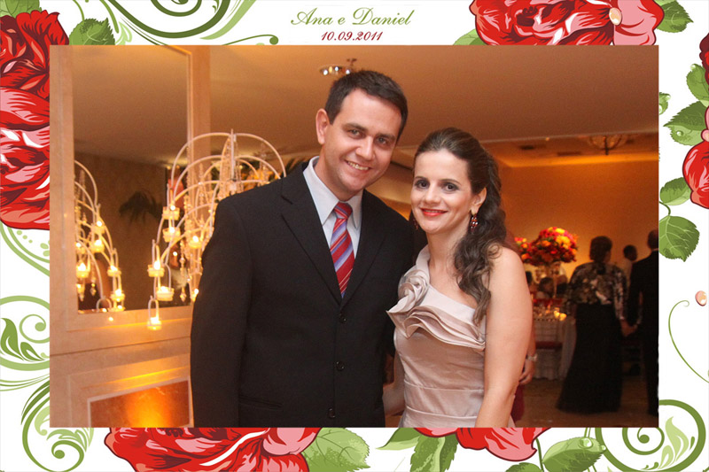 Fotos de Ana e Daniel - 10.09.11. Foto numero 030 da Social Click Fotografia Digital, do Rio de Janeiro, RJ, que faz fotos divertidas, fotos malucas, fotos com fantasias, fotos na hora, fotografia maluca, fotografia divertida com molduras personalizadas. social click windsor foto brinde Birthday na entrada noiva fotos divertidas malucas maluca animadas animado noivos fotografos no rio de janeiro fotografa casamentos fotógrafos fotografo