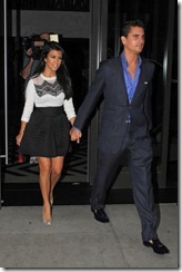 Kourtney Kardashian Scott Disick hold hands FShX56poAGll