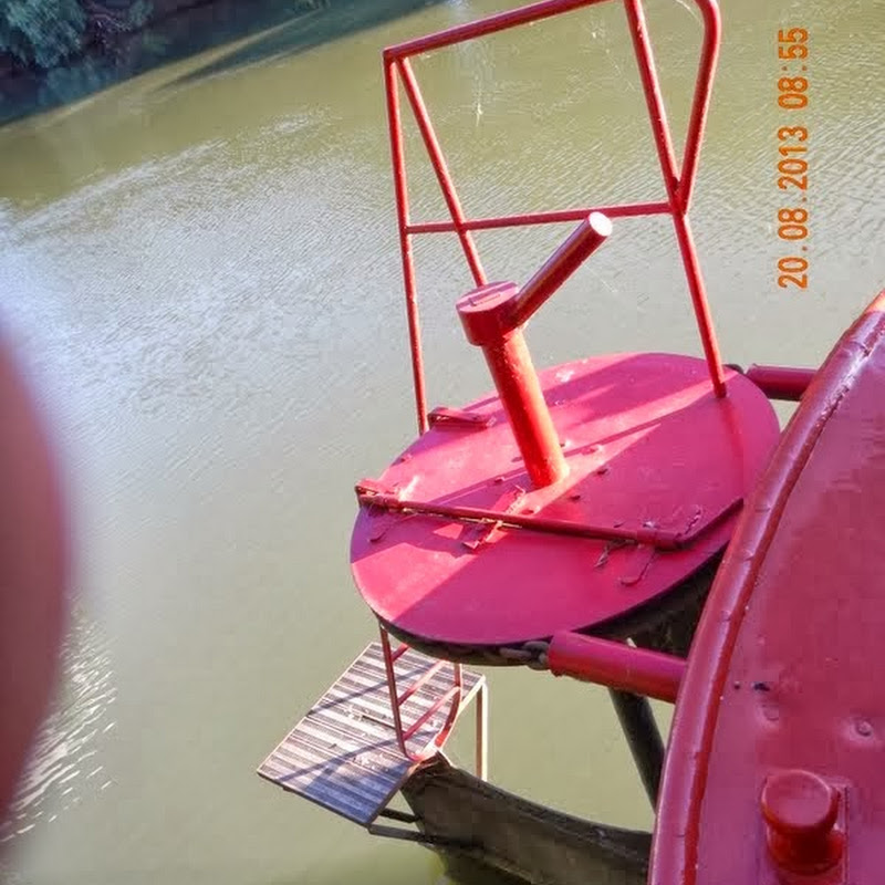 gouvernail de la péniche d'habitation à PORT MARLY