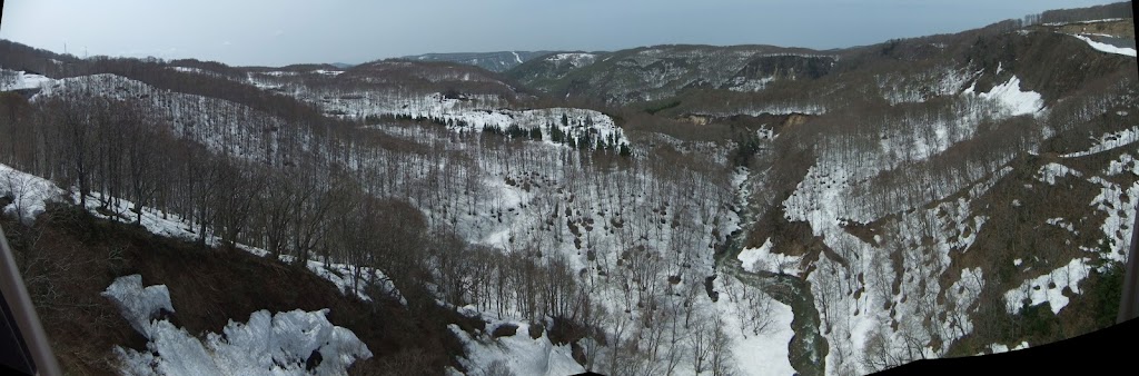 酸ヶ湯温泉のちょっと西の橋の上から。ここも雪だらけ